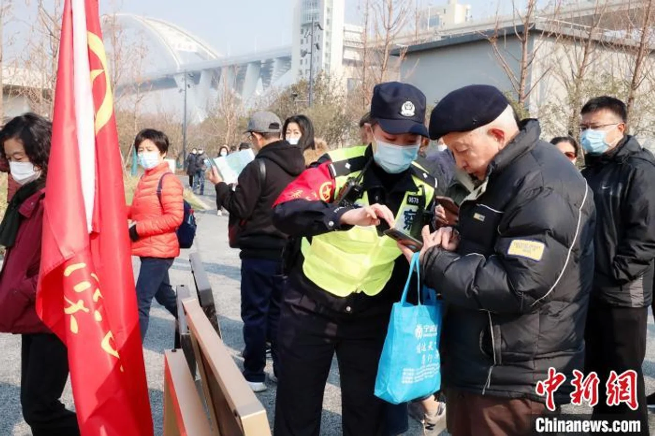 上海世博文化公园迎民众“打卡热” 警方精准分流保平安