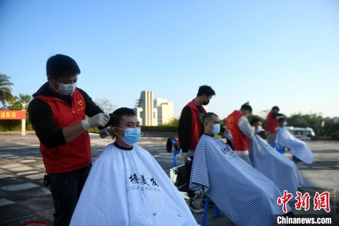 广西东兴志愿者为防疫人员义务理发迎新年