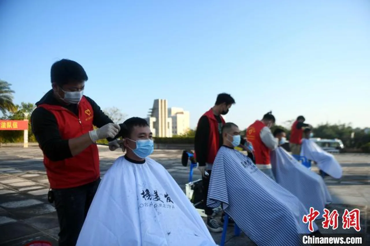 广西东兴志愿者为防疫人员义务理发迎新年