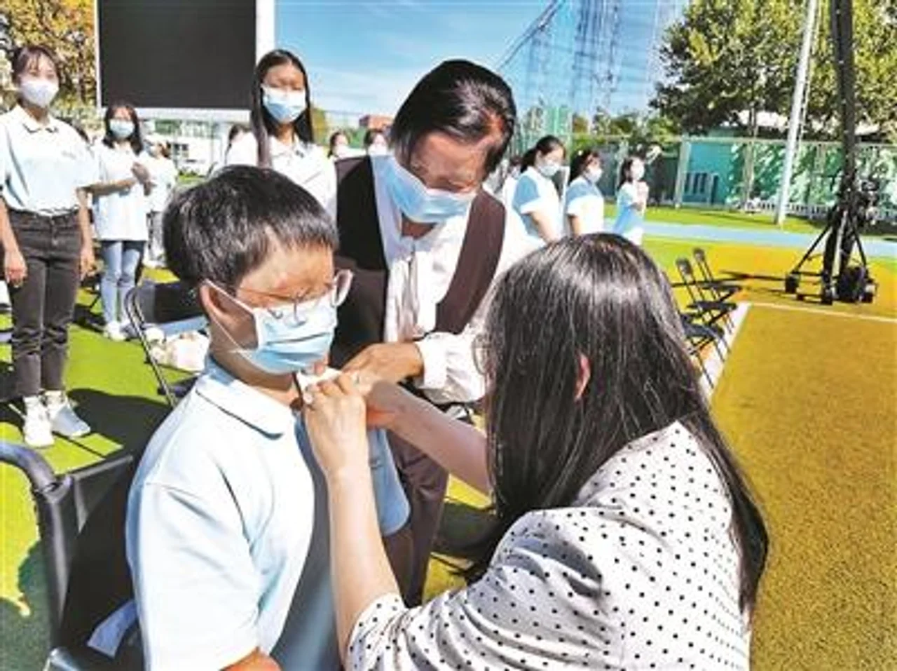 失去双手双脚靠自学考入大学 看她的年度最勇敢尝试