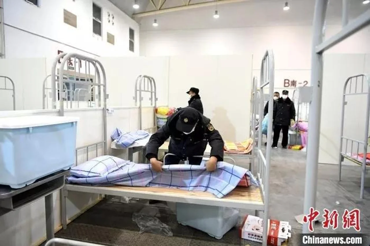 五问武汉“方舱医院”:设施如何?会否交叉感染?