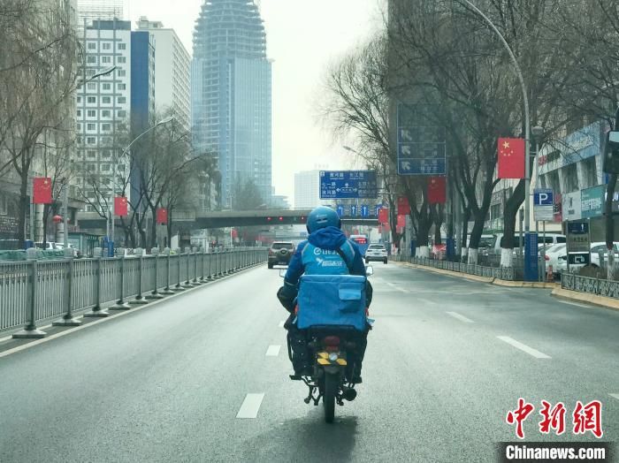 新冠肺炎疫情下的外卖小哥：每天吃一餐，医院订单积极配送