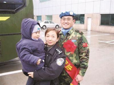 夫妻主动请缨奋战一线 儿子问“你们为什么那么忙”