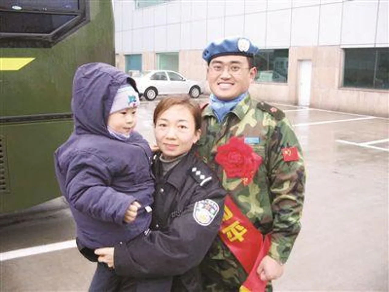 夫妻主动请缨奋战一线 儿子问“你们为什么那么忙”