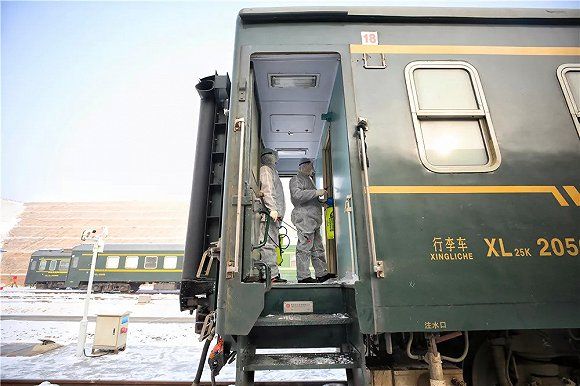1趟列车，4个喷壶，32公斤消毒液