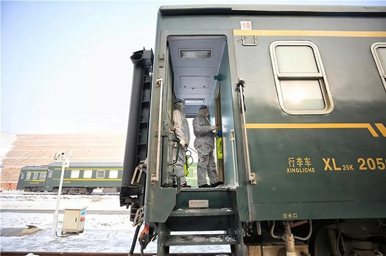 1趟列车,4个喷壶,32公斤消毒液