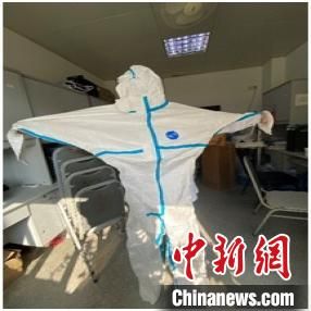 华人情侣购买500套高标准防护服赠上海医疗机构