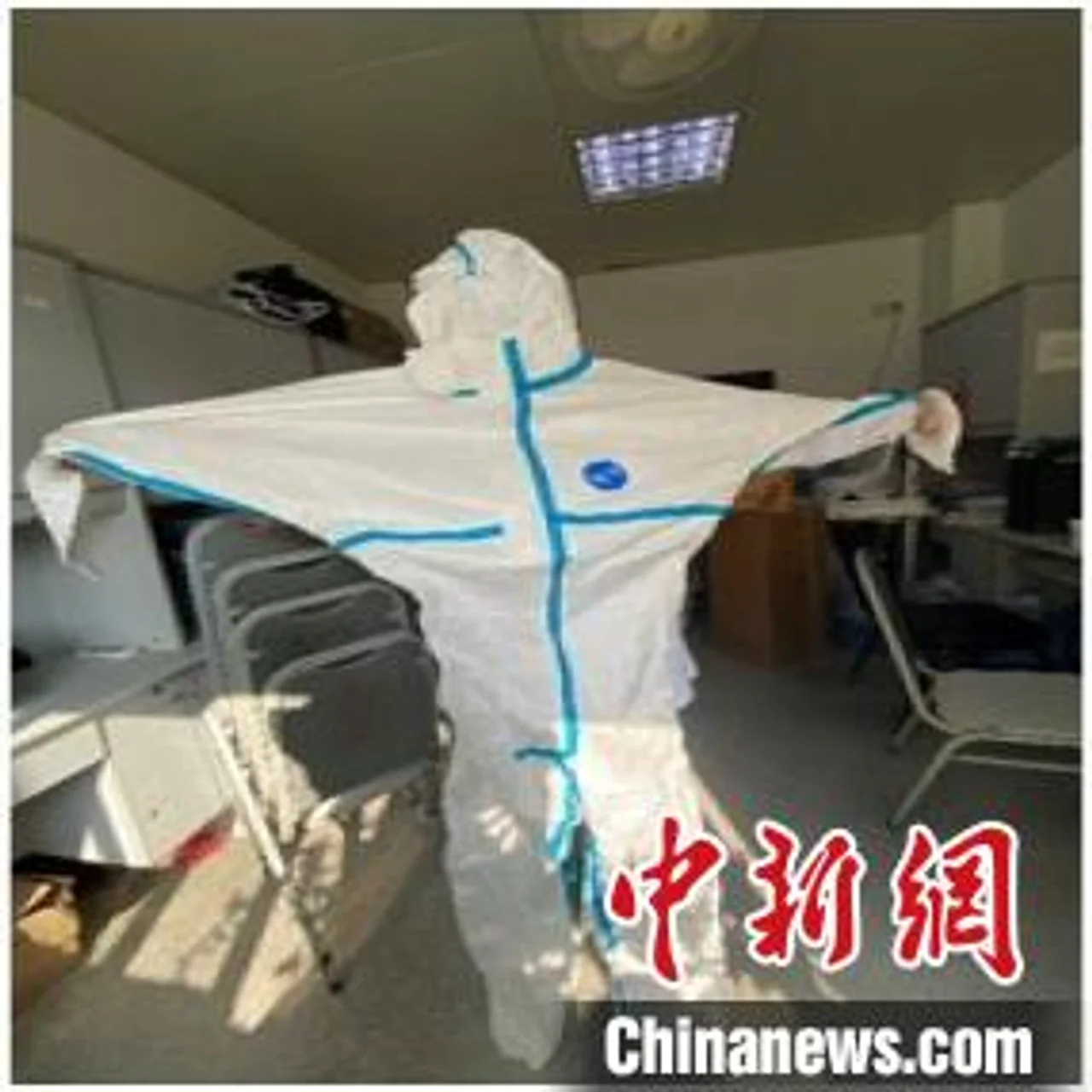 华人情侣购买500套高标准防护服赠上海医疗机构
