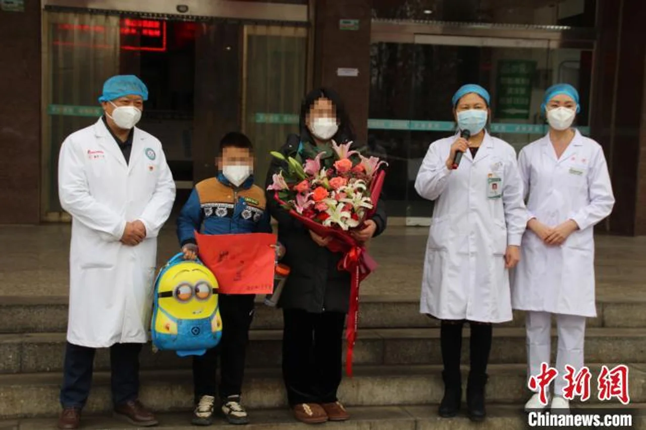 河北保定首批两例新型肺炎患者治愈出院 系母子关系