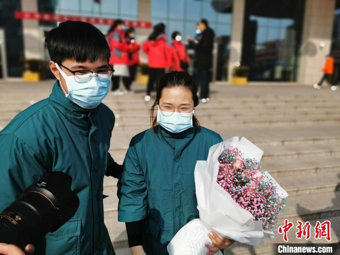 “对称日” 这对“95后”护士情侣共赴湖北战疫情