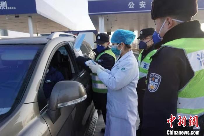 北京54个公安检查站对进京车辆的驾驶员监测体温