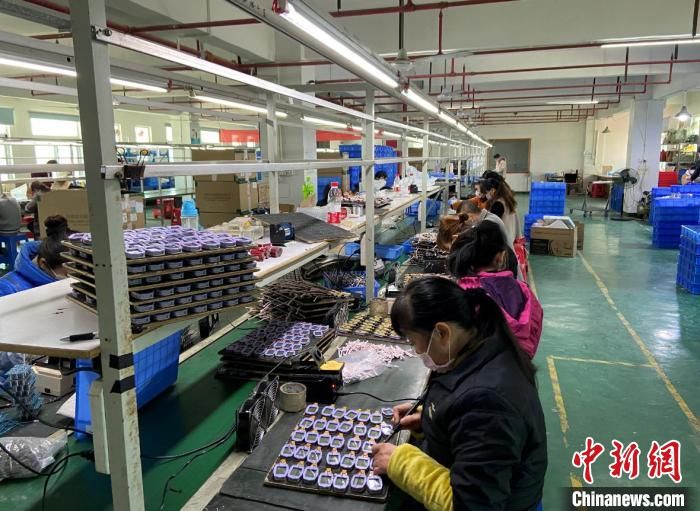 生产体温计每晚睡不足4小时 广东中小企业齐心战“疫”