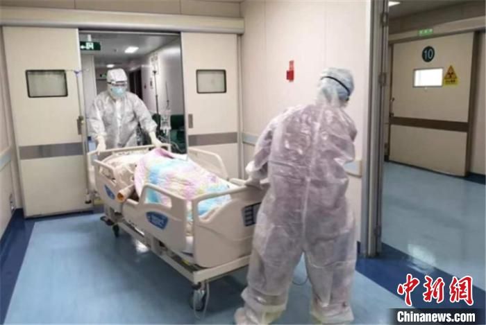 四层防护服 全隔离通道：特殊孕妇的一场“高规格手术”