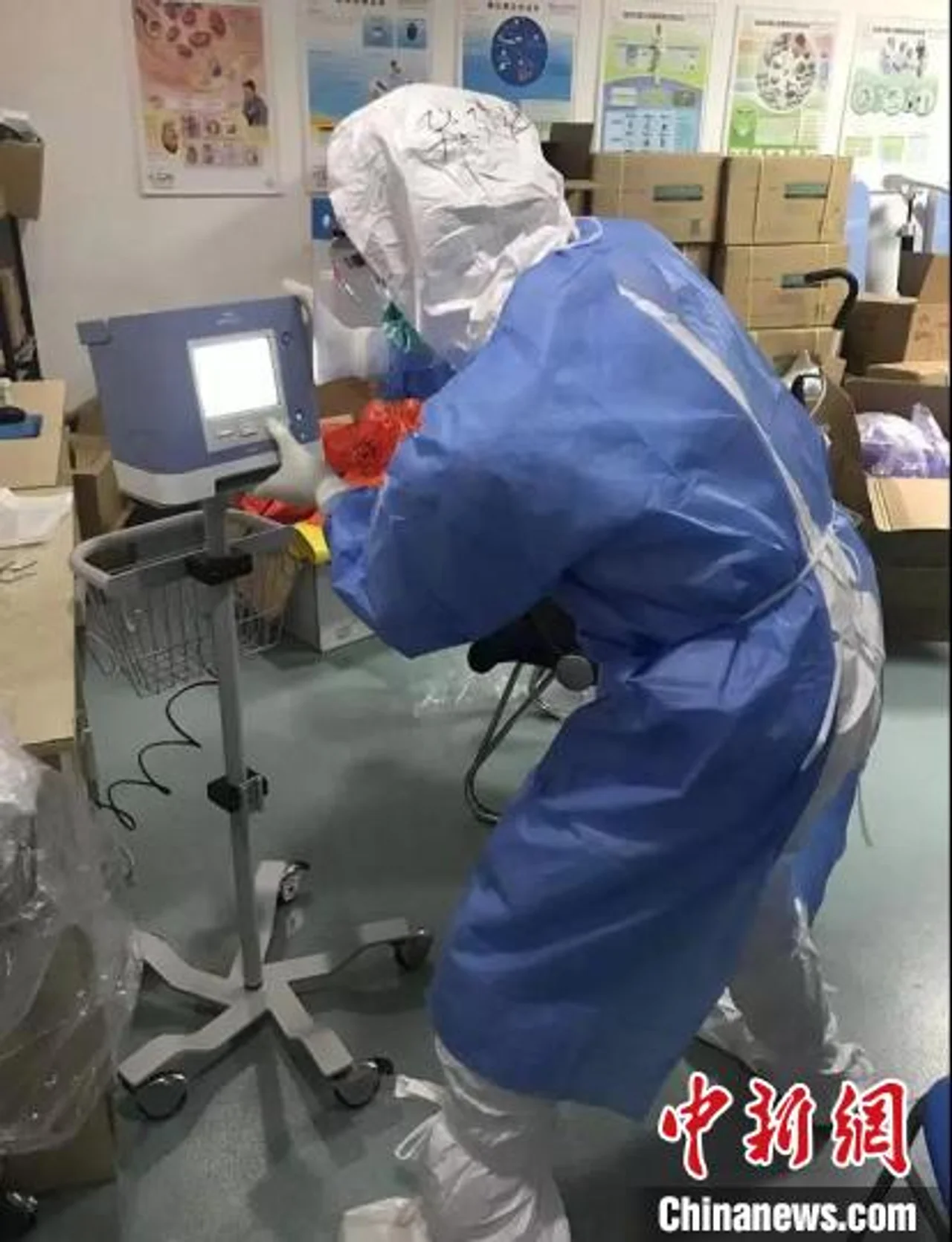 驰援手记:一线医护变身氧气“搬运工”