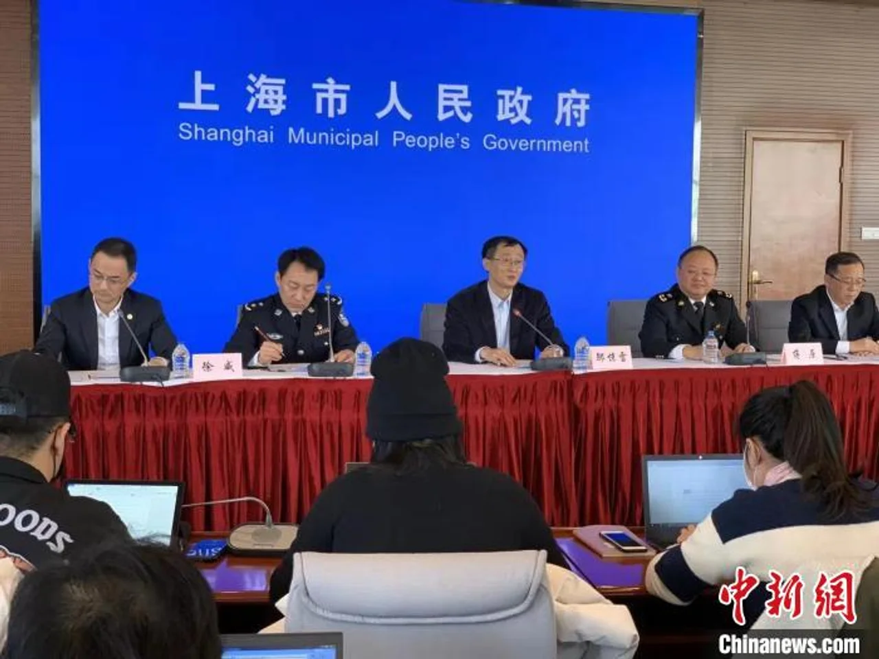 上海改变口罩供应方式:“居村委会预约登记+指定药店购买”