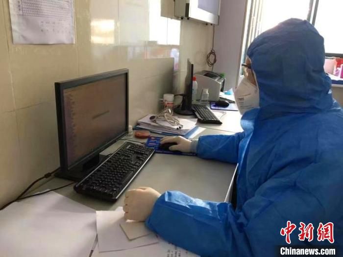 那些抗疫一线的“夫妻档”：每天电话微信互报平安