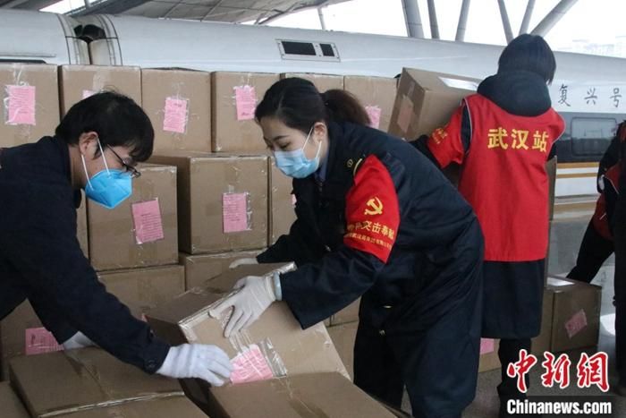 武汉站值班站长贾青青：高铁站里的“搬运工”