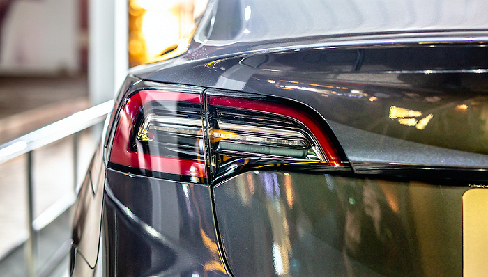 上海一辆Model 3自燃，特斯拉称：初步判断是由车底发生碰...