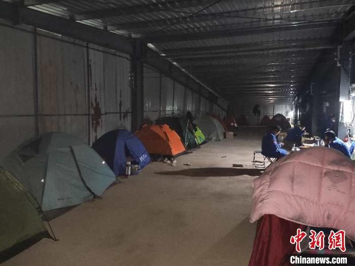 抗“疫”青年刘毅：只身赴汉支援 搭帐篷住仓库