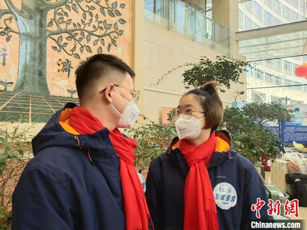 95后“白衣战士”雷神山举行“战地婚礼” 12支医疗队代表组成亲友团