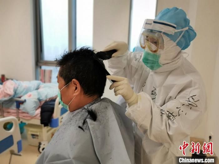 战“疫”一线护士当起“理发师” 暖心之举受称赞