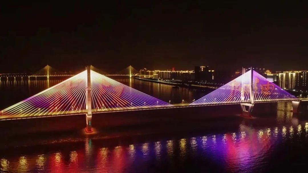 武汉夜幕下的“守灯人”