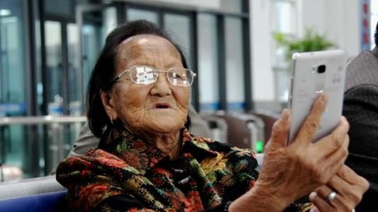 消减老年人面临的“数字鸿沟” 产业发展迎来巨大蓝海