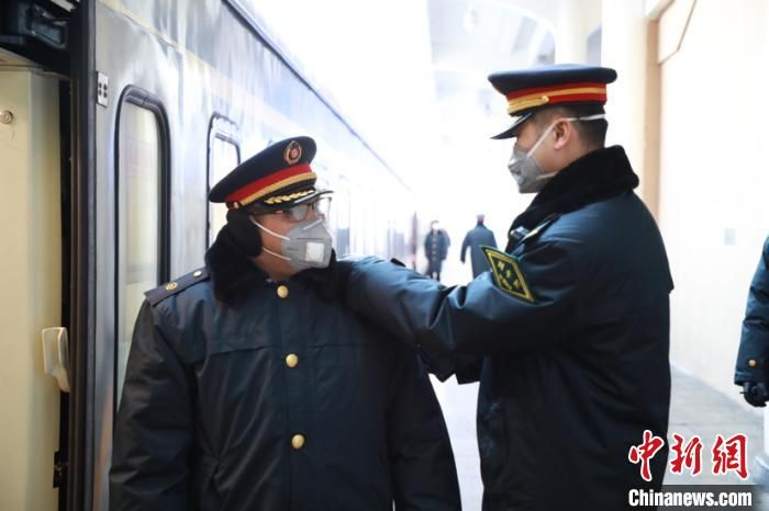 50名乘务员争相上岗 这趟进京列车咋这么抢手