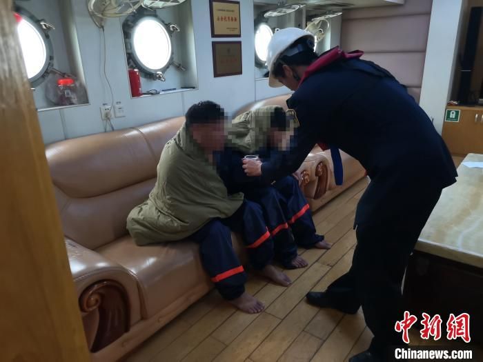 两名捕鱼者珠江口落水被海事部门成功救起