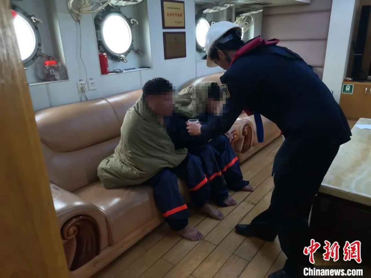 两名捕鱼者珠江口落水被海事部门成功救起