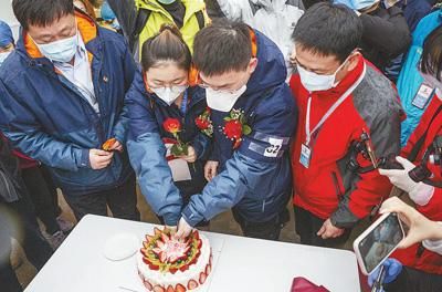 雷神山医院的15分钟婚礼