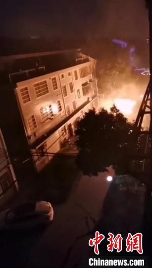 浙江辅警凌晨穿短裤开“火车” 被赞“好样的”