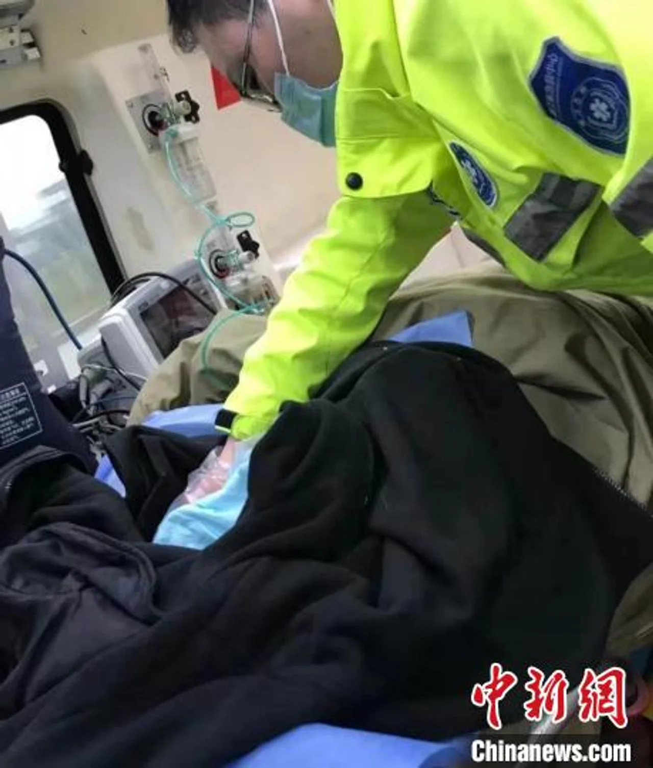 孕妇乘坐高铁羊水破裂 众人接力助其高铁站内顺利生产