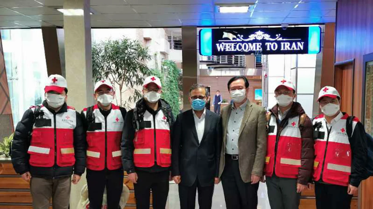 中国专家组抵达伊朗协助抗疫引关注:“在彼此困难的时候相互支持帮助”
