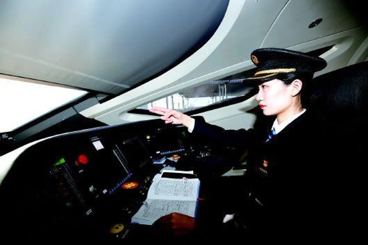 山东首批动车组女司机春运期间将正式上路