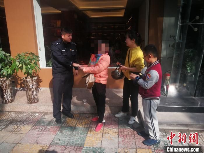 女子突发疾病倒卧马路 过路警民合力暖心救助