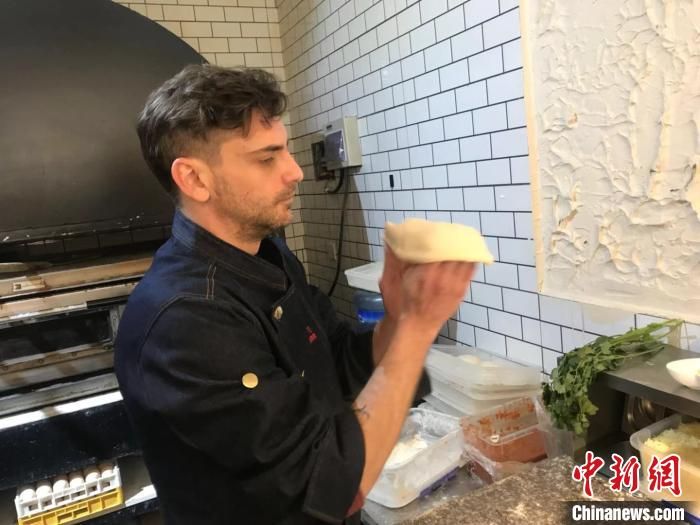 “蓉漂”以色列人创造“串串披萨”：享受融合不同美食文化
