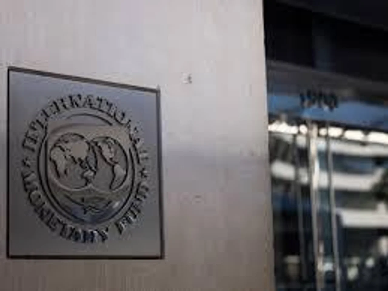 IMF上调今年全球经济增长预期至3.3%