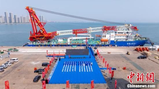 中国首艘兼顾海船规范与长江限高的全回转起重船交付