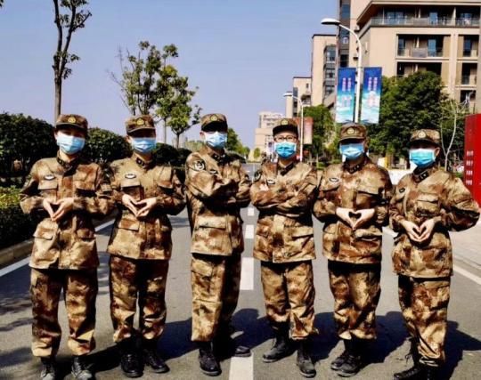 战“疫”一线｜隔离区里的“花六水”组合，把春天带进病房