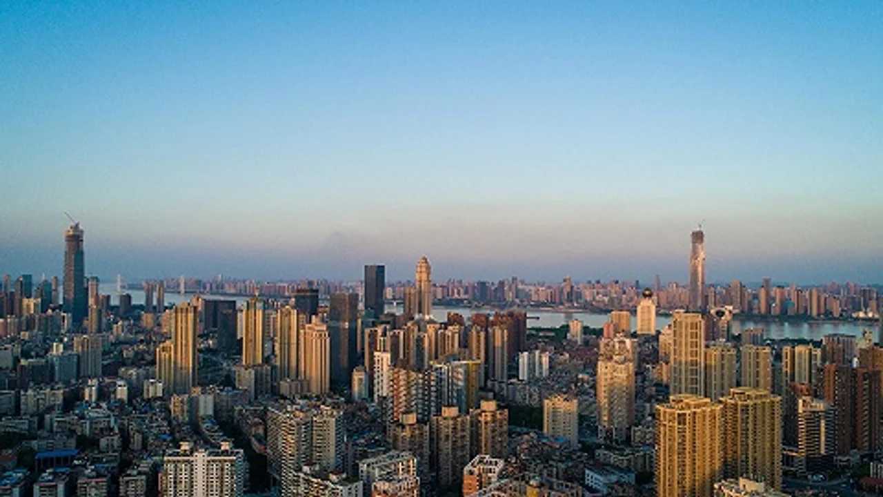 机构:国庆黄金周重点10城楼市分化加剧,日均销售面积为近5年...