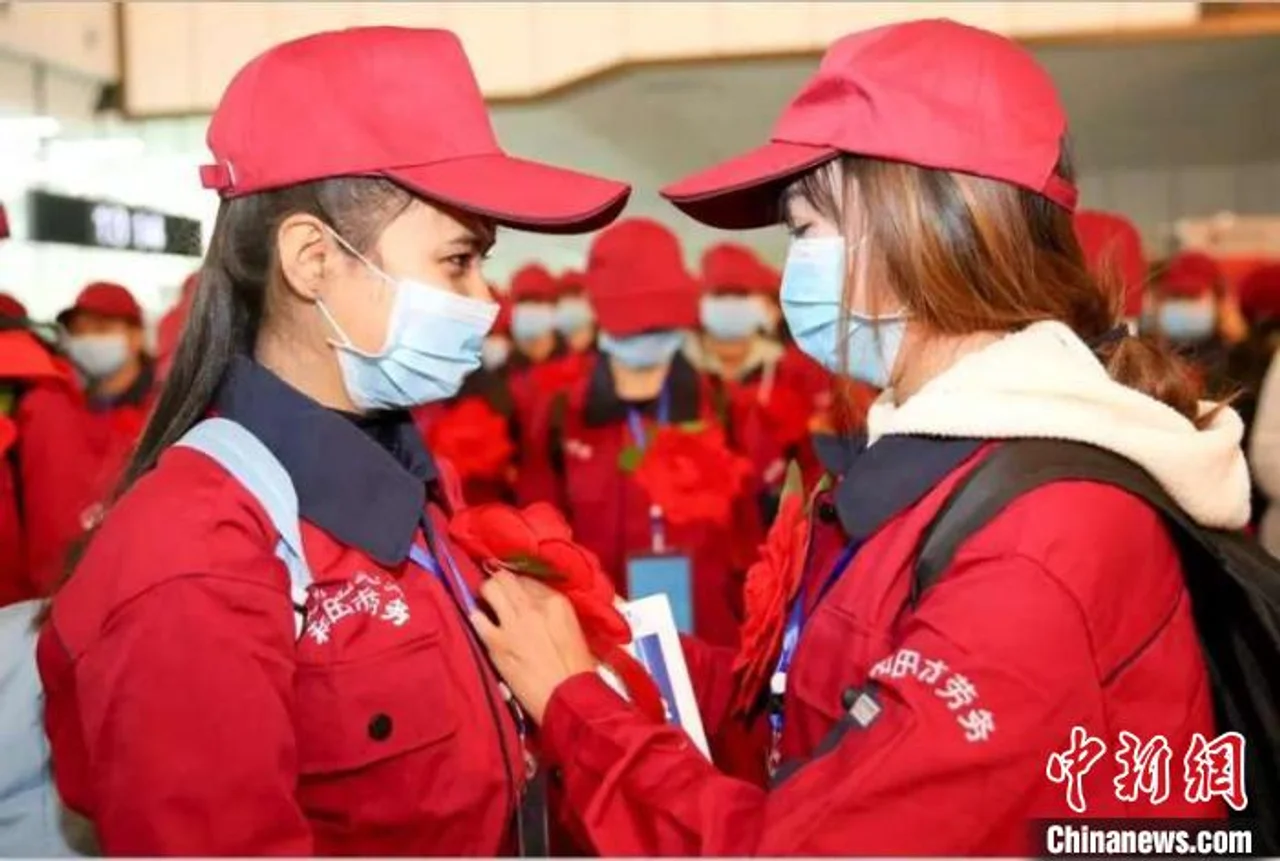 新疆和田:包机运送务工者 助复工促脱贫