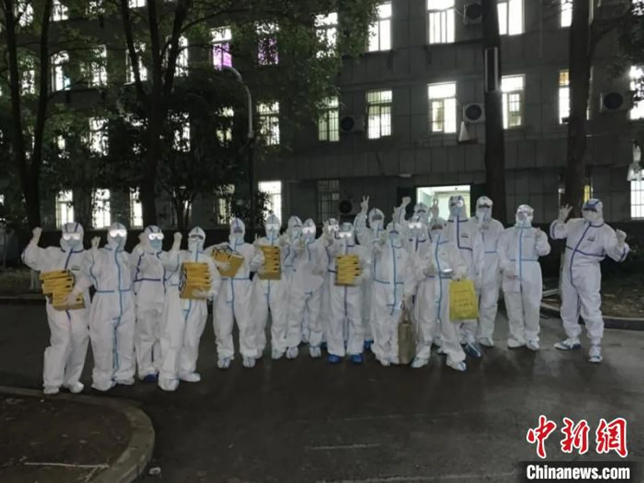 直击武汉高校隔离点:医护人员的三种角色