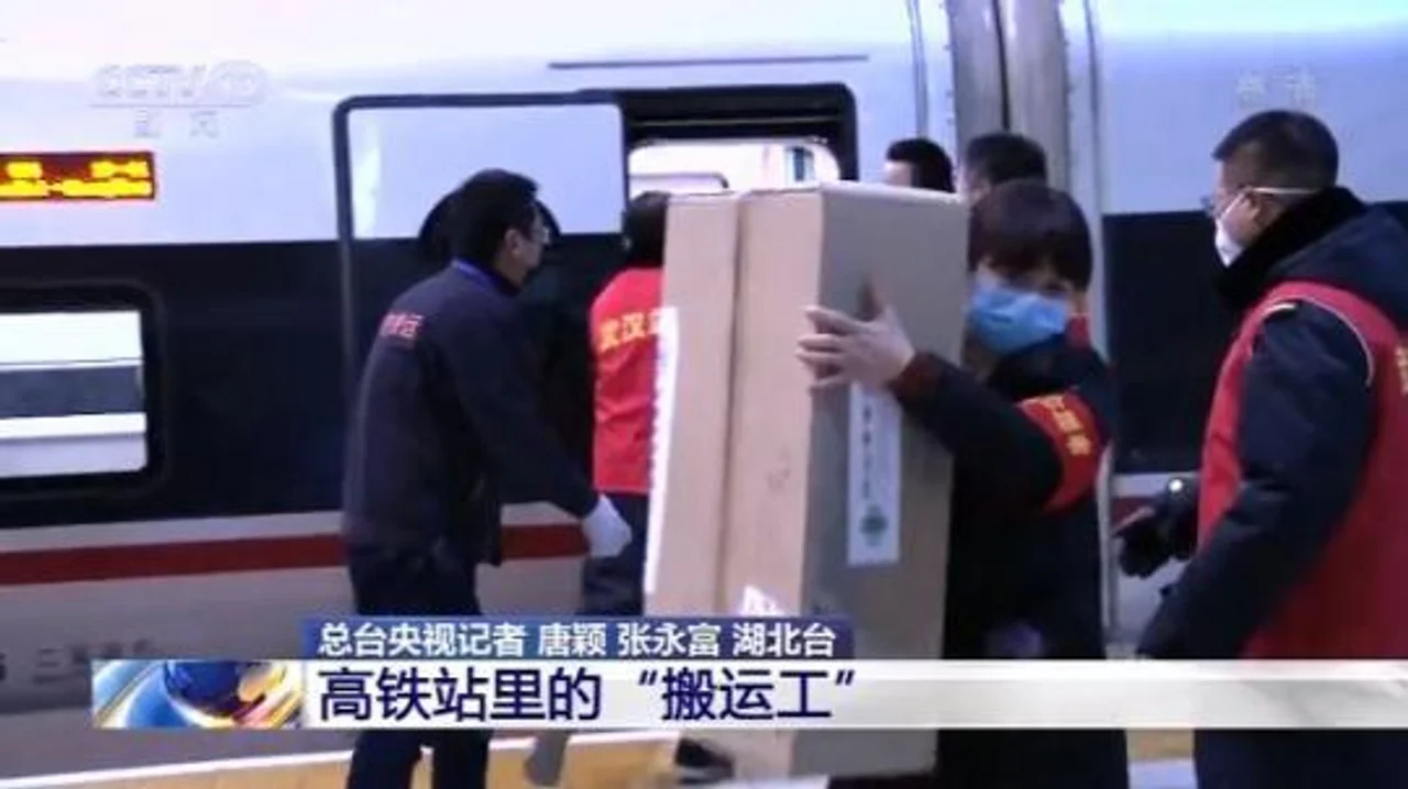 武汉有我!高铁站里的“搬运工”