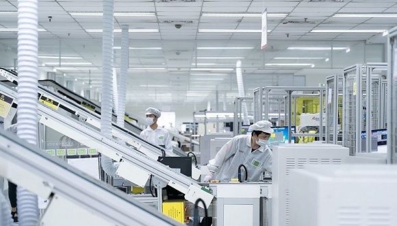 工人敲几下电脑就能完成操作，联想合肥产业基地两条智慧生产线投产