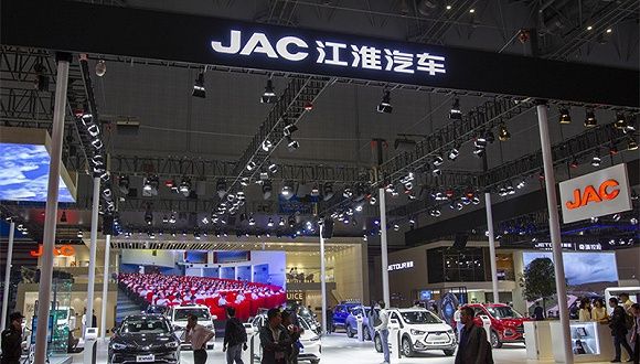 江淮汽车收到1385万元政府补贴，上半年预计亏损1.46亿元