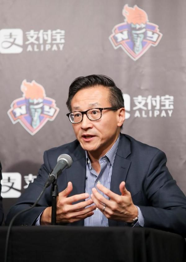 贵宾席中央摆上鲜花，蔡崇信率篮网队追忆科比