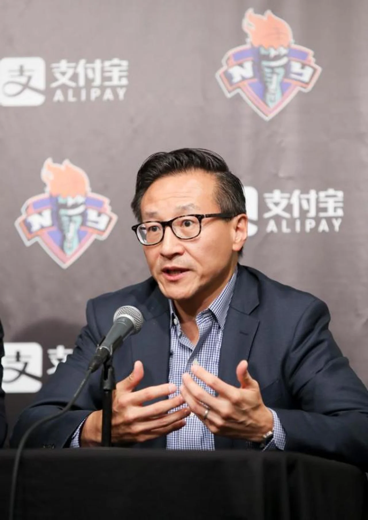 贵宾席中央摆上鲜花,蔡崇信率篮网队追忆科比