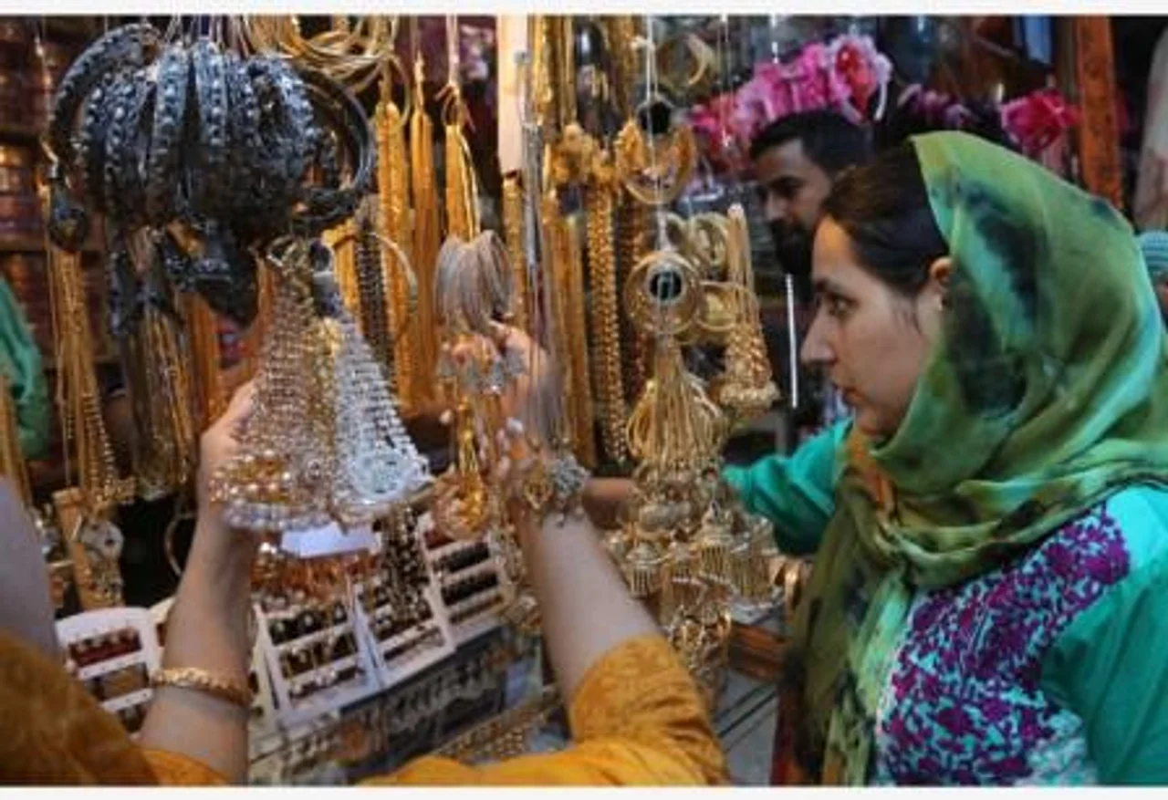 Kashmiri Muslim women buy artificial jewellery ahead of Eid Al-Adha in Srinagar city, the summer capital of Indian-controlled Kashmir. (Xinhua)