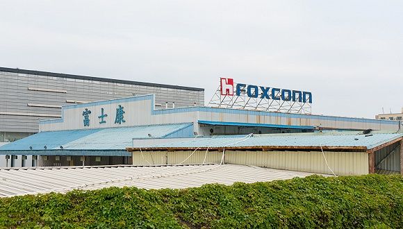 一直招不满人的富士康美国工厂终于达标了，现在它想要政府兑现补...